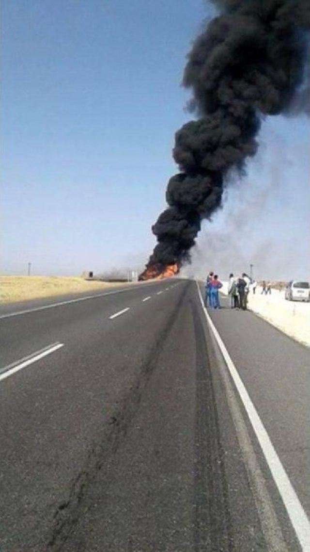 Tanker Ile Yolcu Otobüsü Çarpıştı: 1 Ölü, 2 Yaralı