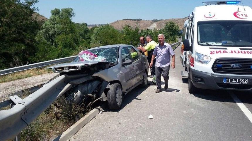 Otomobil Ref&uuml;je &Ccedil;arptı: 3 Yaralı