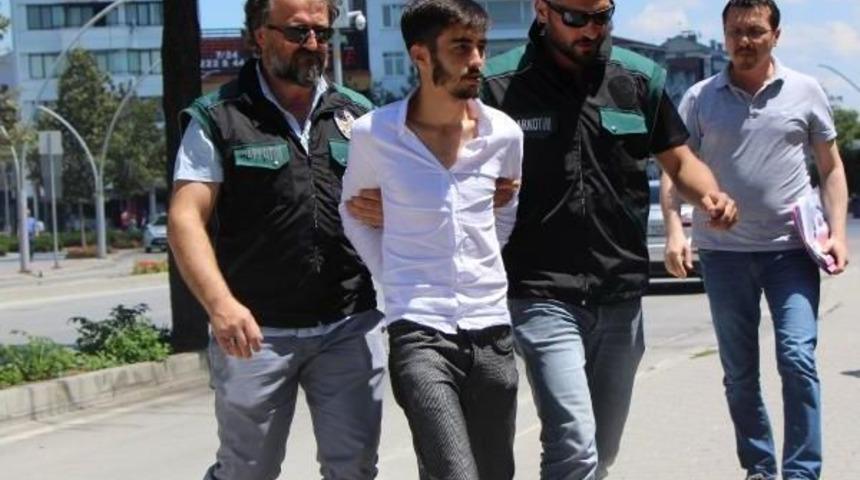 Parkta Uyuşturucuyla Yakalandı