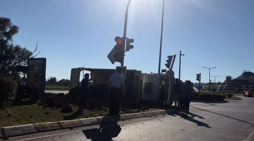 Virajı Alamayan Hafriyat Kamyonu Devrildi: 1 Yaralı