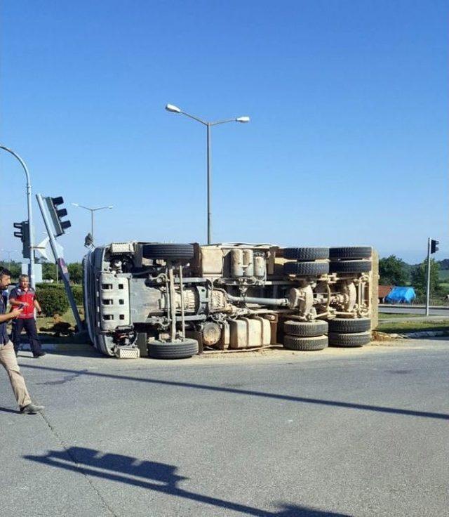 Virajı Alamayan Hafriyat Kamyonu Devrildi: 1 Yaralı