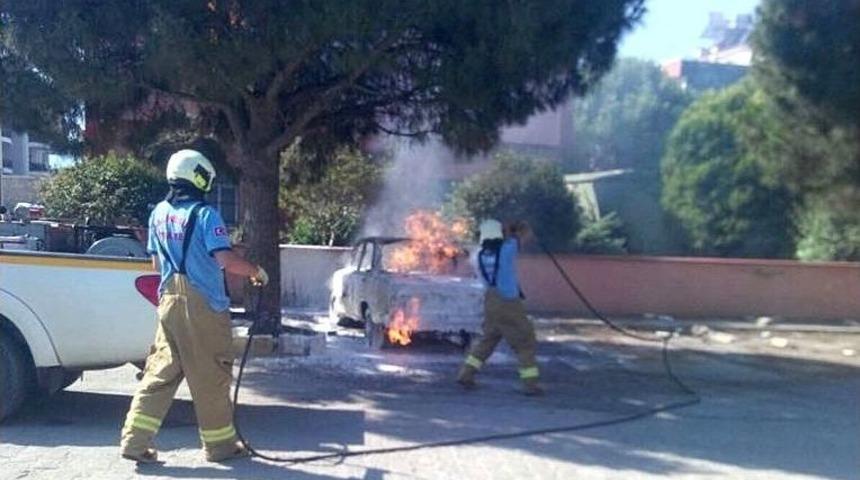 Park Halindeki Otomobil Cayır Cayır Yandı