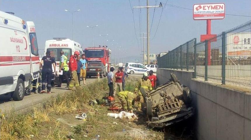 Taklalar Atan Otomobilden Sağ Kurtuldular