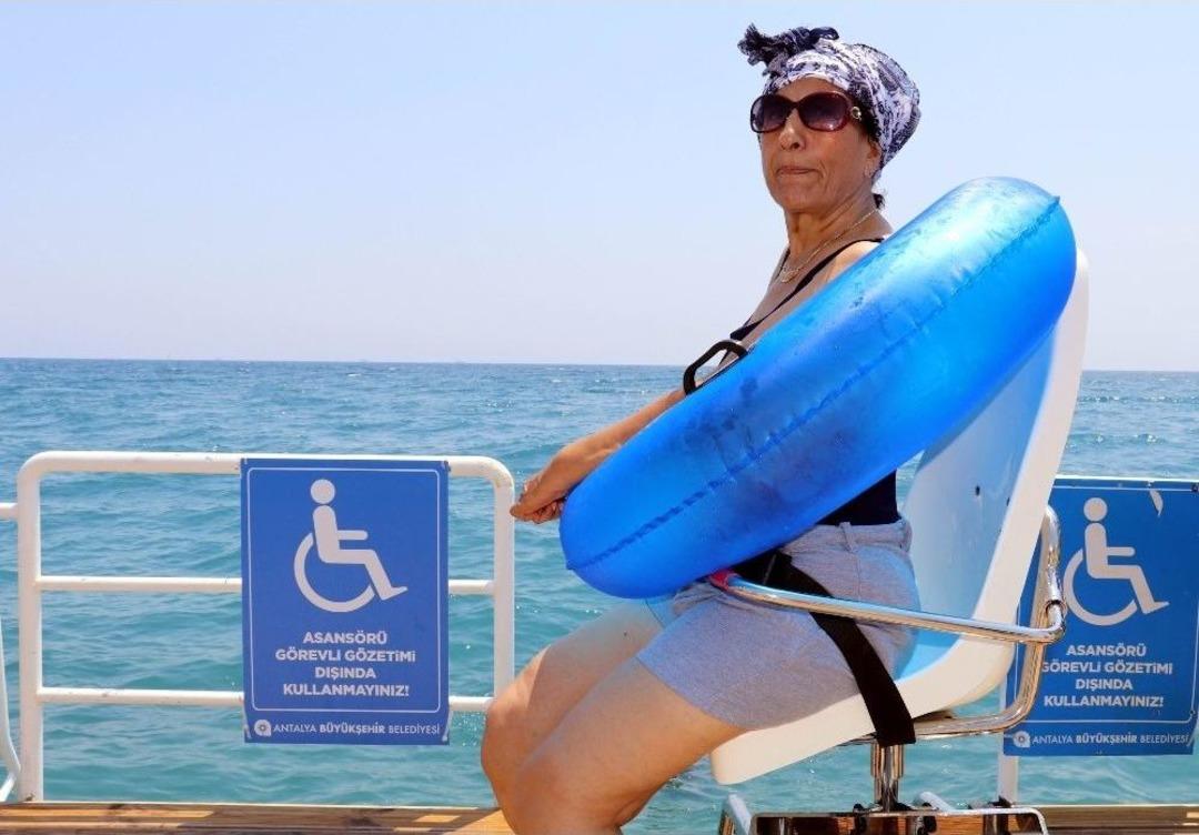 B&uuml;y&uuml;kşehir Belediyesi Engellileri Denizle Buluşturdu