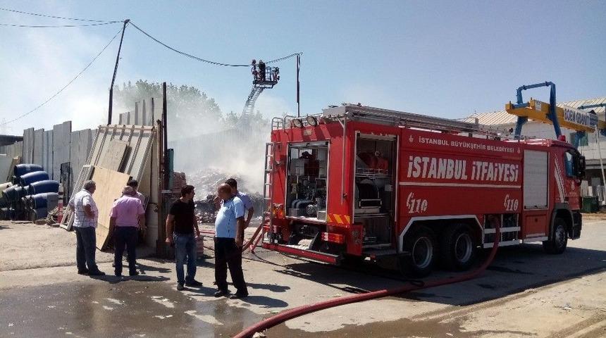Ataşehir’de Atık Kağıt Deposunda Korkutan Yangın