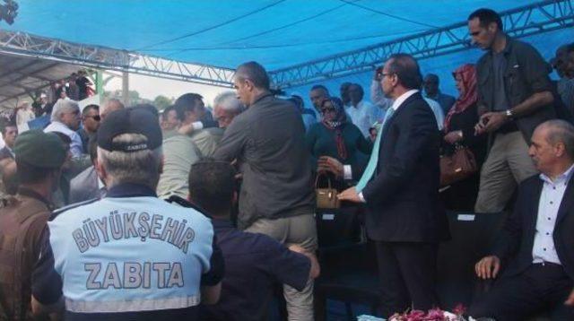 Bakan Kurtulmuş, Ordu'daki Şenlikte Protokolde Çıkan Kavganın Ortasında Kaldı