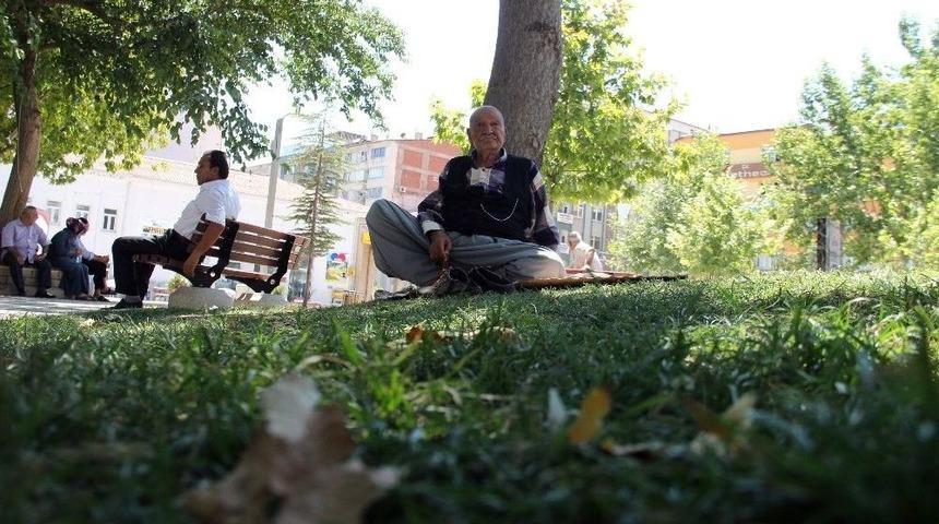 Yaşlılar Camilerde, &Ccedil;ocuklar S&uuml;s Havuzlarında Serinliyor