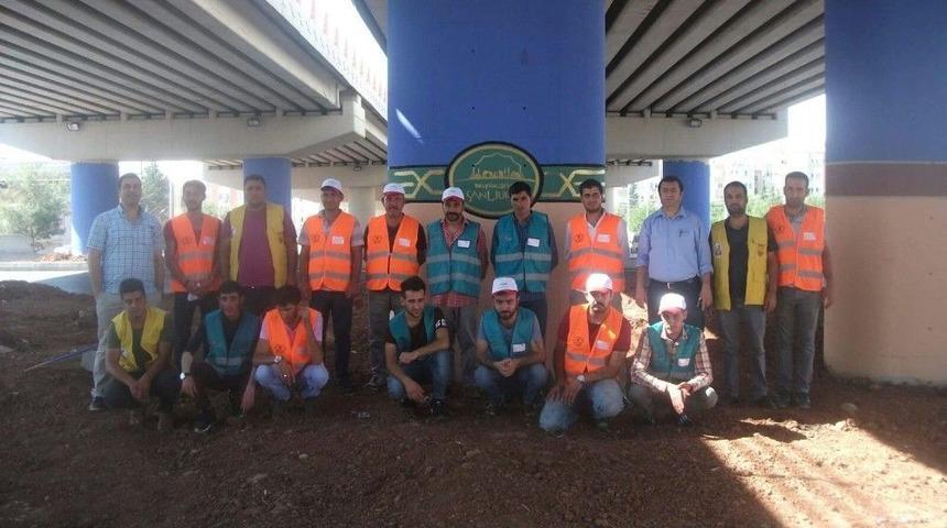 Denetimli Serbestlik Kursiyerleri Üst Geçit Ayaklarını Boyuyor