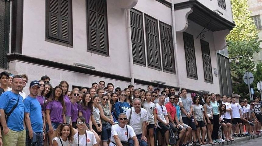 Bergamalı Sporcular, Atatürk’ün Doğduğu Evi Ziyaret Etti