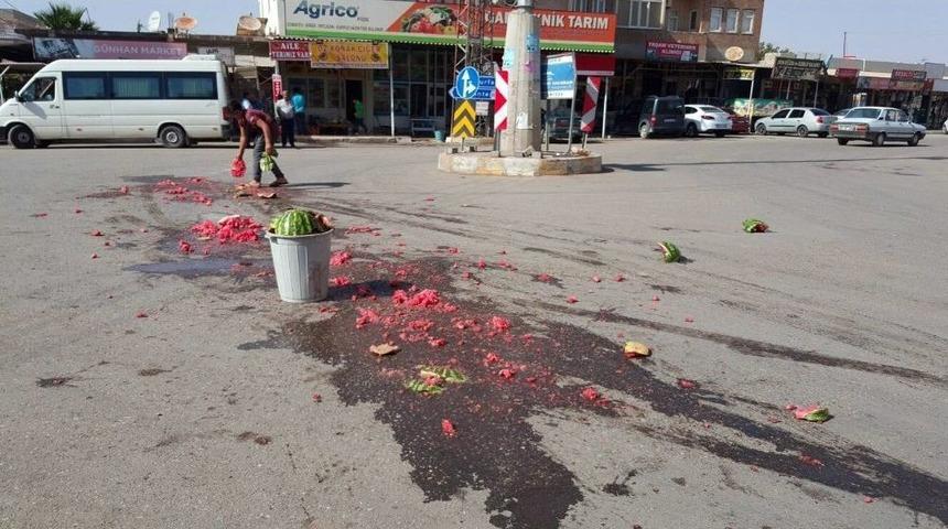 Par&ccedil;alanıp Yola Dağılan Karpuzları Esnaf Temizledi