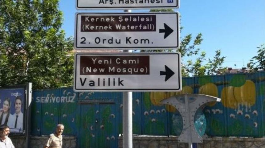 Kavşak İ&ccedil;i Bilgilendirme Y&ouml;n Levhaları Dikiliyor