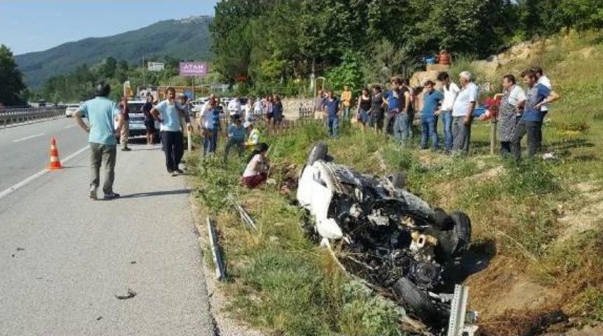 İneg&ouml;l'de Otomobil Yağmur Suyu Kanalına D&uuml;şt&uuml;: 2 Yaralı