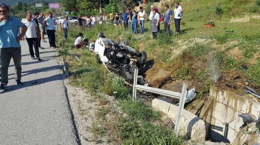 Otomobil Yağmur Suyu Kanalına D&uuml;şt&uuml;: 2 Yaralı