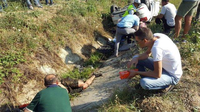 Otomobil Yağmur Suyu Kanalına Düştü: 2 Yaralı