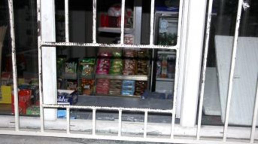 Hırsızlık İ&ccedil;in Girdiği Kantinde &Ccedil;ikolata Yerken Yakalandı