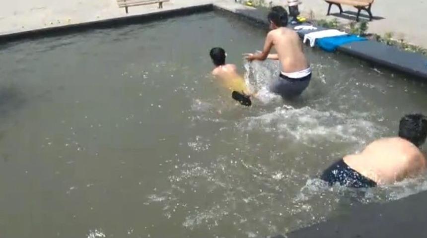 Kars&rsquo;ta &Ccedil;ocuklar S&uuml;s Havuzunda Serinledi, Vatandaşlar Ağa&ccedil; G&ouml;lgesine Sığındı