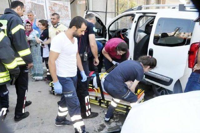 Otomobille Hafif Ticari Araç Çarpıştı: 2'si Çocuk 8 Yaralı