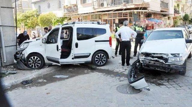 Otomobille Hafif Ticari Araç Çarpıştı: 2'si Çocuk 8 Yaralı