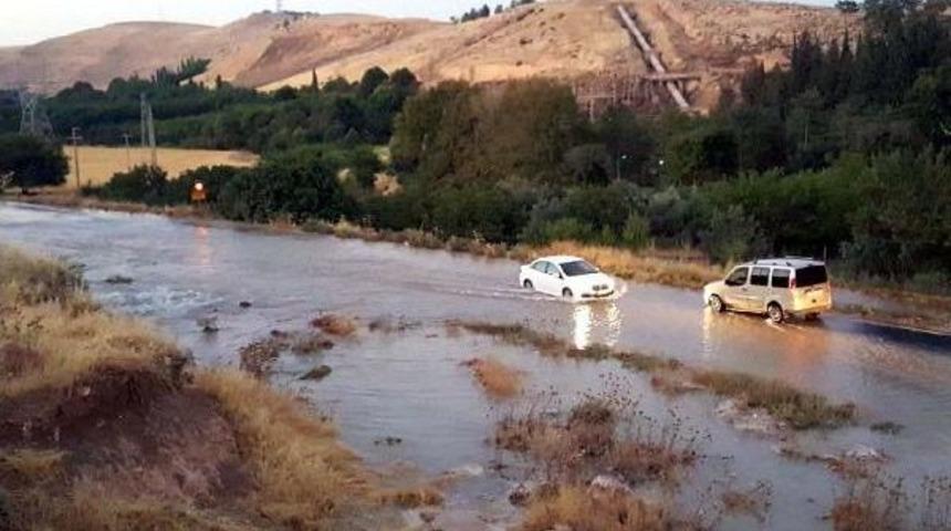 Nusaybin'de I&ccedil;me Suyu Şebekesi Patladı, Yollar Su Altında Kaldı