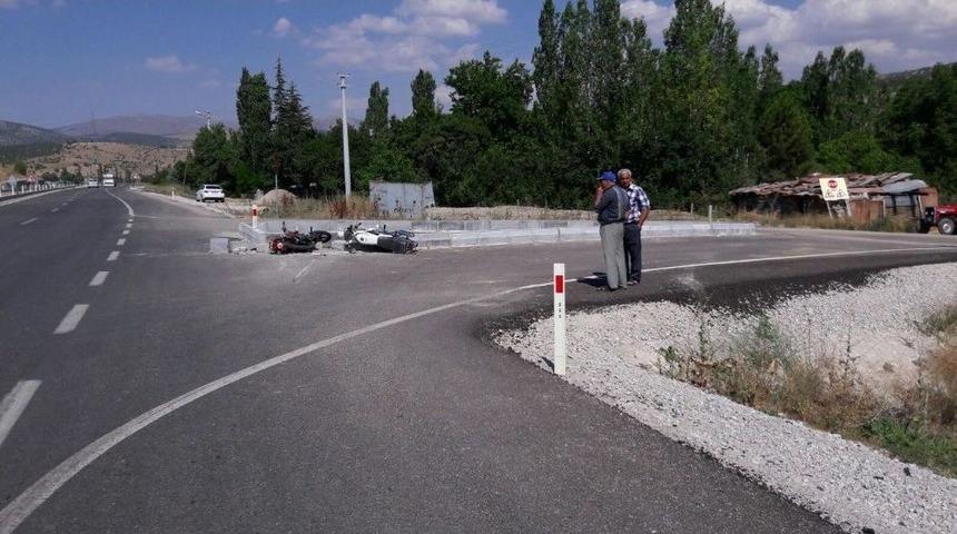 Beyşehir&rsquo;de Motosikletler &Ccedil;arpıştı: 1 &Ouml;l&uuml;, 2 Yaralı