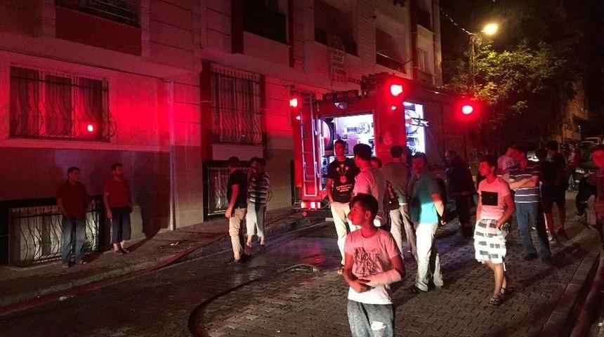 Esenyurt&rsquo;ta Bir Binanın &Ccedil;atı Katında B&uuml;y&uuml;k Yangın &Ccedil;ıktı