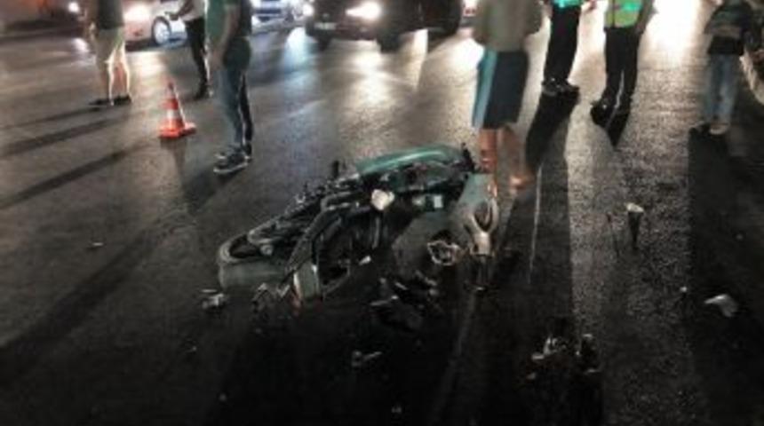 Motosiklet Kamyona &Ccedil;arptı: 1 &Ouml;l&uuml;