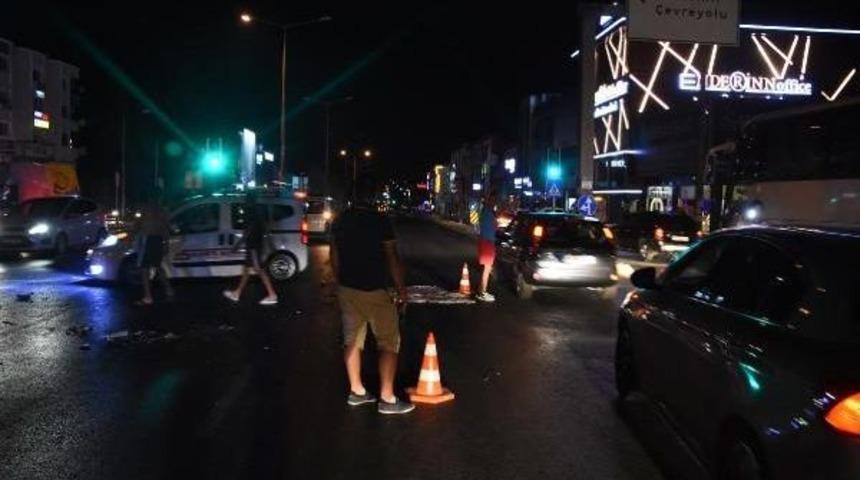 Kamyona &Ccedil;arpan Motosiklet S&uuml;r&uuml;c&uuml;s&uuml; &Ouml;ld&uuml;