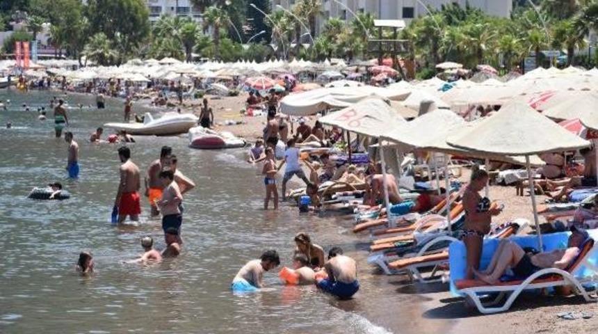Marmaris'te Sıcaktan Bunalanlar Plajları Doldurdu