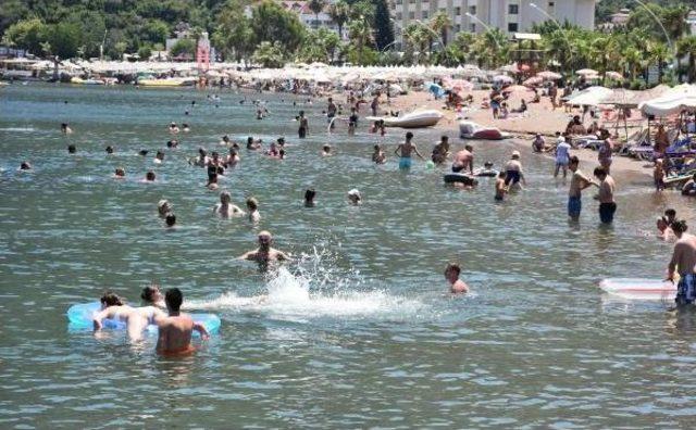 Marmaris'te Sıcaktan Bunalanlar Plajları Doldurdu