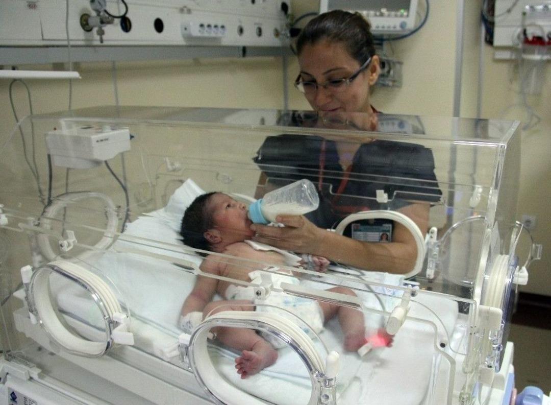 &Ccedil;&ouml;pe Bırakılan Bebeğe Hemşireler Annelik Yapıyor