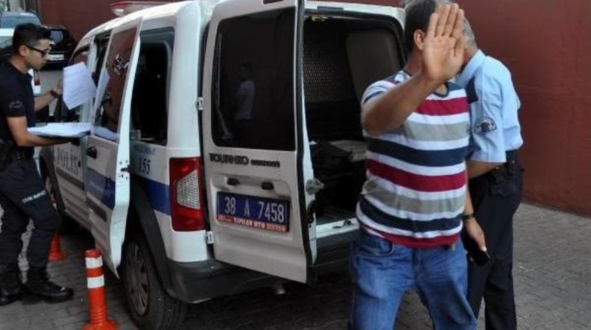 Kayseri'de Polise Bı&ccedil;aklı Saldırı