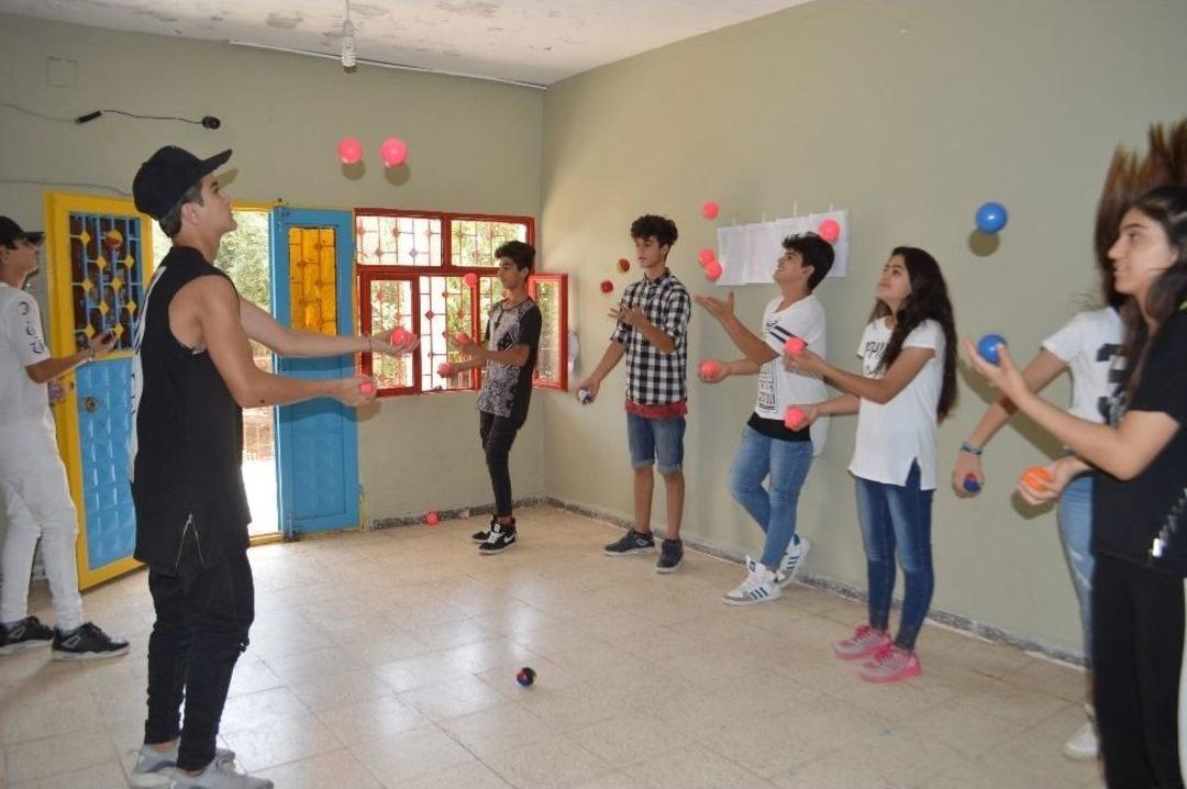 M&uuml;lteci &Ccedil;ocuklar Savaşın İzlerini Sanatla Siliyor