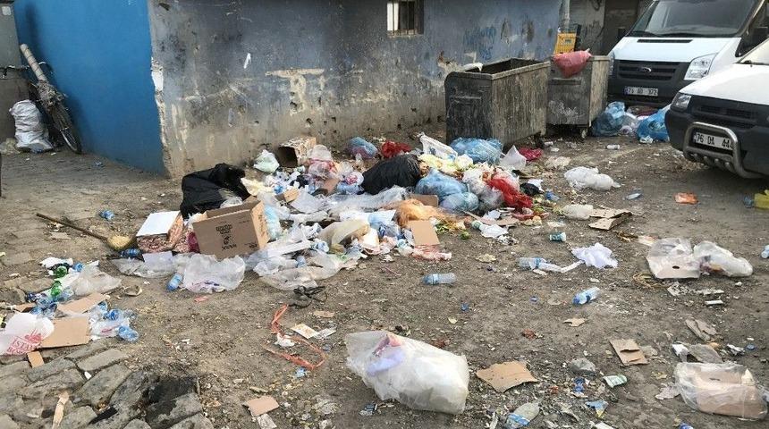 Zabıtanın &Ouml;n&uuml; G&uuml;ll&uuml;k Arkası &Ccedil;&ouml;pl&uuml;k