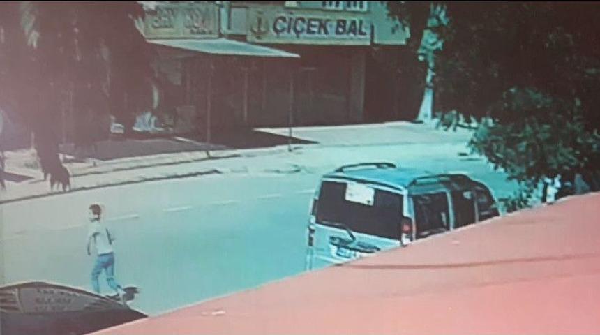 Otomobilin &Ccedil;ocuğa &Ccedil;arptığı Anlar Kamerada