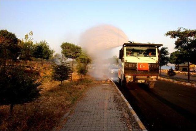 Erciş'te Ağaçlar Toma Ile Sulandı