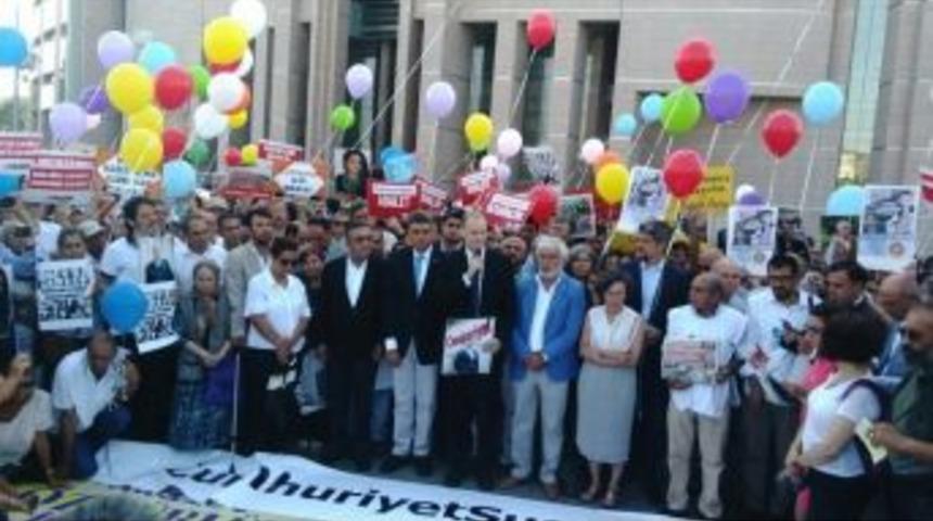 İstanbul Adliyesi &Ouml;n&uuml;nde Cumhuriyet &Ccedil;alışanlarına Destek Eylemi