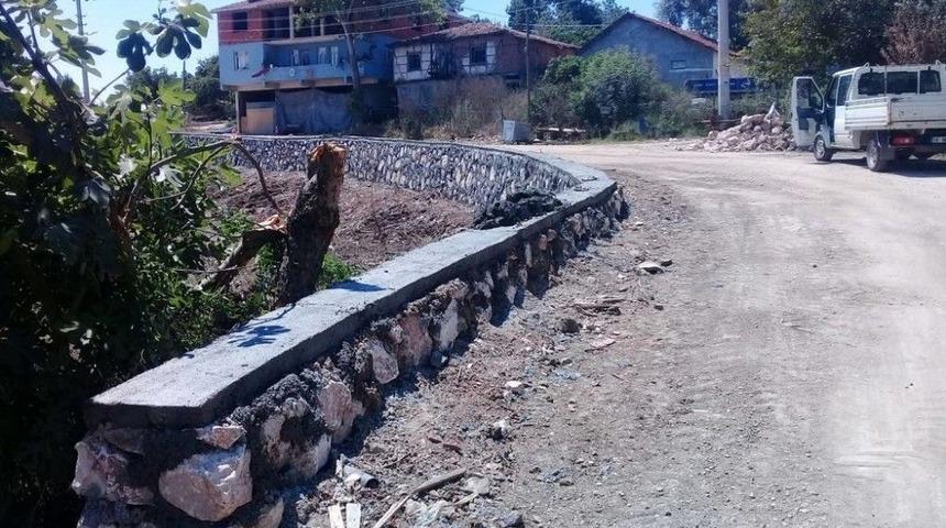 Demirciler K&ouml;y&uuml;&rsquo;ne Taş Duvar &Ouml;r&uuml;ld&uuml;