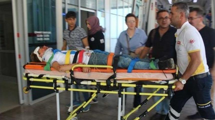 Ehliyetsiz S&uuml;r&uuml;c&uuml;, Kavşakta Otomobile &Ccedil;arptı: 3 Yaralı