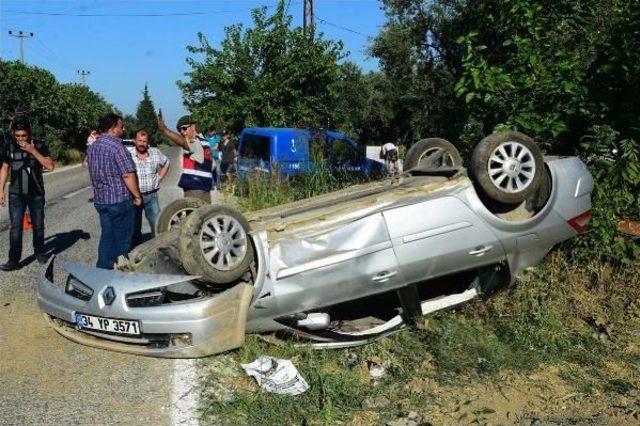 Ehliyetsiz Sürücü, Kavşakta Otomobile Çarptı: 3 Yaralı