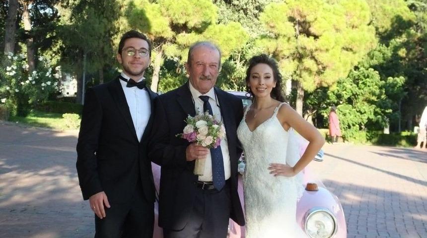 Burhaniye&rsquo;de 42 Yıllık Otomobil Gelin Arabası Oldu