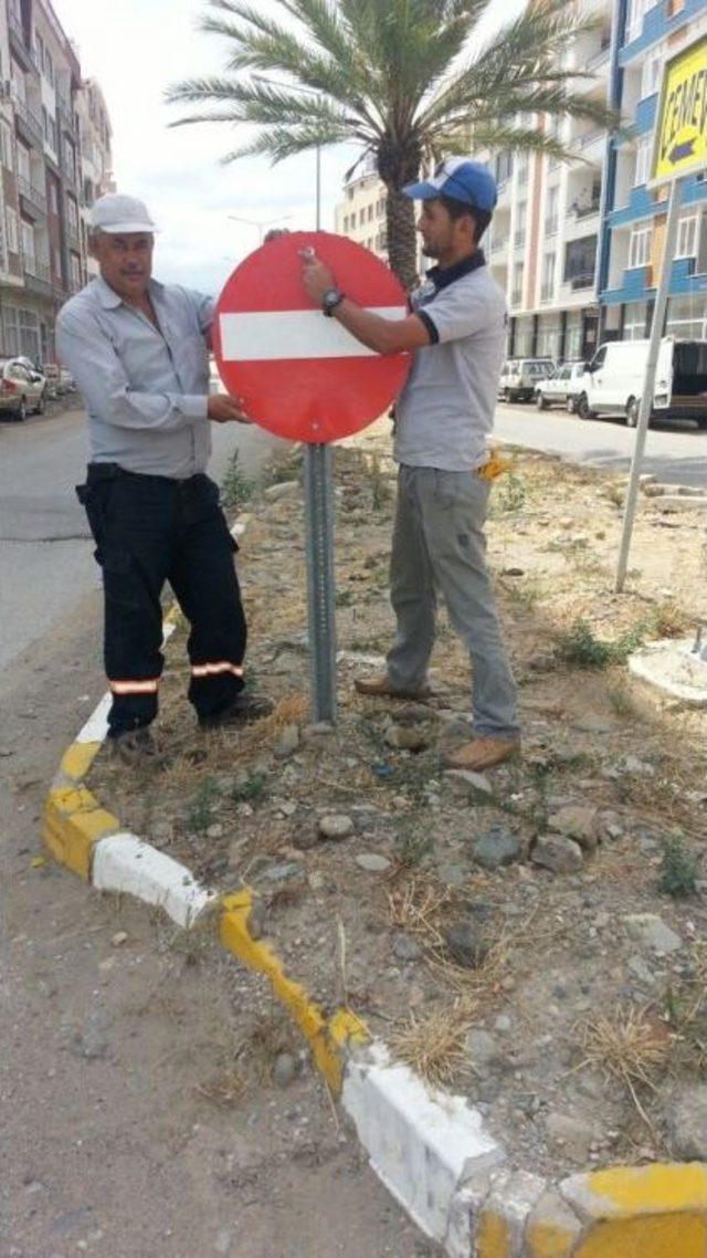 Burhaniye’de Trafik Levhaları Yenilendi