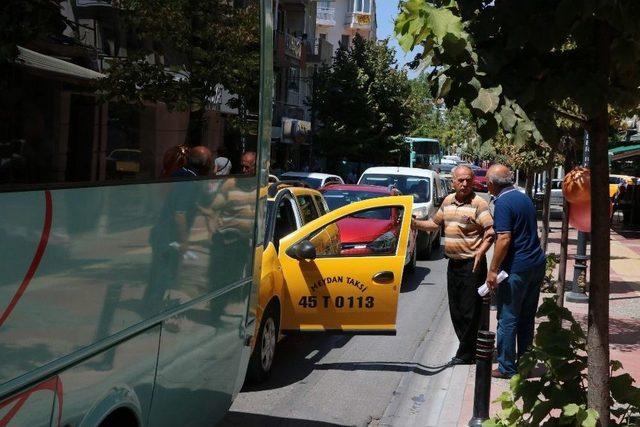 Halk Otobüsü Şoförü Parklanmaya Kızdı, Yolu Trafiğe Kapattı