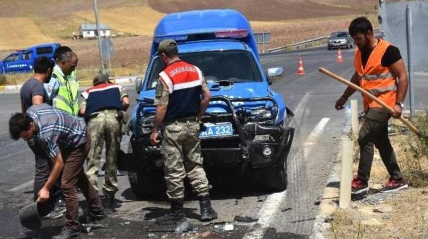 Askeri Araç Otomobille Çarpıştı: 1 Ölü, 4 Yaralı