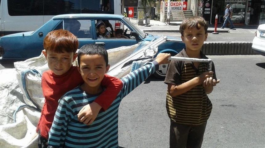 Yaşıtları Tatil Yaparken Onlar &Ccedil;&ouml;p Toplayıp, Su Satıyor