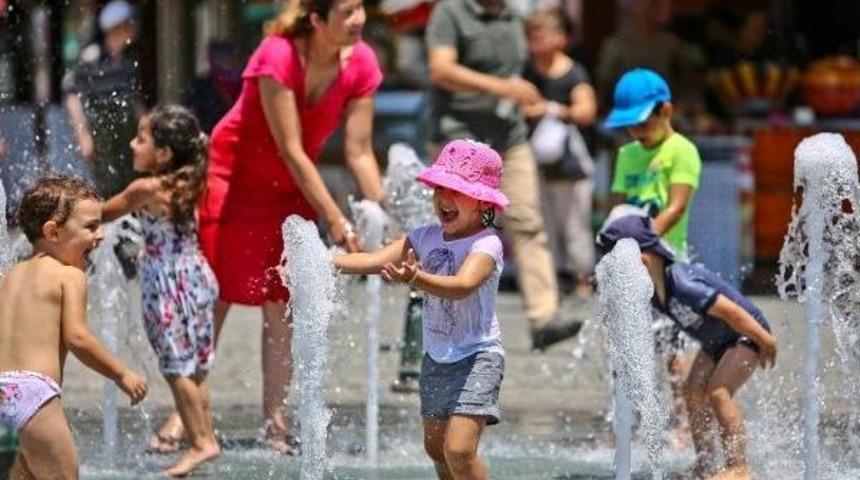 Anne Ve &Ccedil;ocukların Fıskiye Keyfi