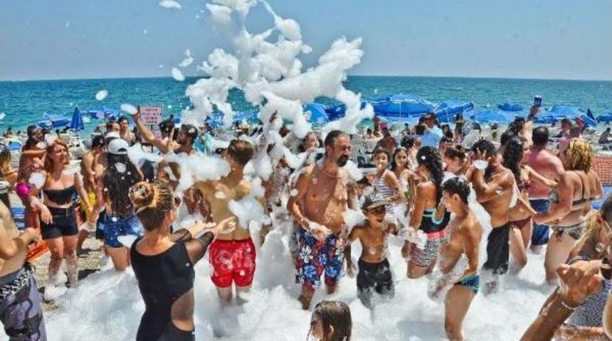 Sahilde K&ouml;p&uuml;kl&uuml; Eğlence