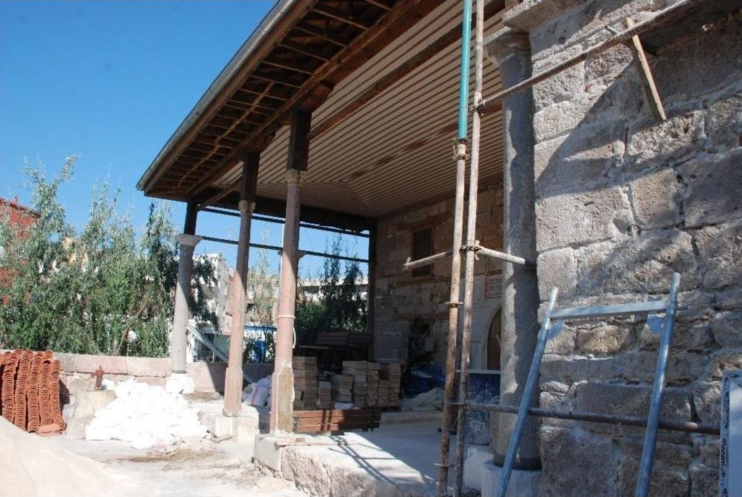 Cami Taşları &Uuml;zerine Devrildi