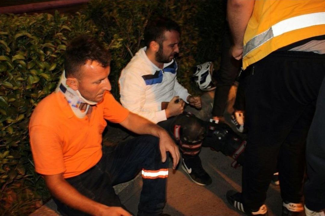 Motosiklet &Ccedil;&ouml;p Kamyonundaki İş&ccedil;iye &Ccedil;arptı: 2 Yaralı