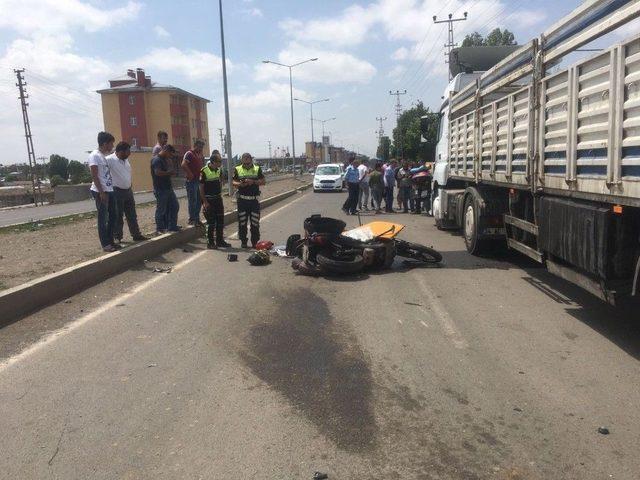 Motosikletiyle Tıra Çarpan Ukraynalı Sürücü Yaralandı