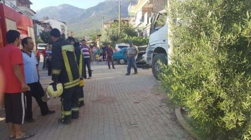 Freni Boşalan Kamyon Ortalığı Savaş Alanına &Ccedil;evirdi